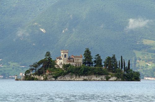island in the middle iseo
