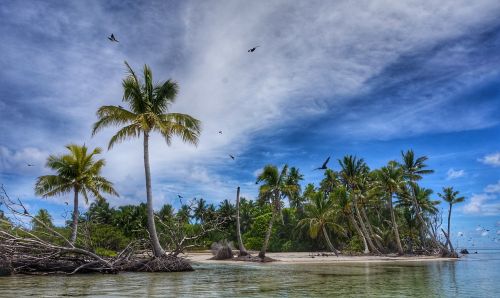 islets lagoon polynesia