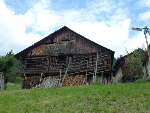 italy landscape barn