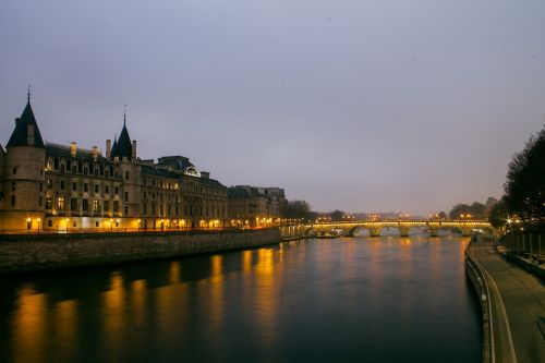 its paris bridge