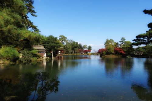 japan kenrokuen park lake