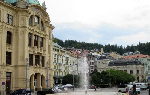 karlovy vary buildings fountain