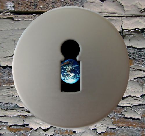 key hole earth by looking