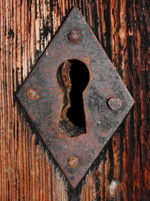 keyhole lock door