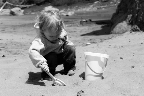 kid playing sand