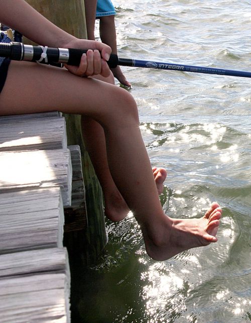 kids fishing toes