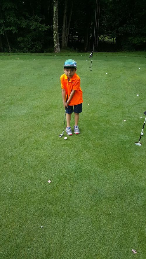 kids golf putting golfer