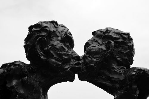 kiss sculpture statue