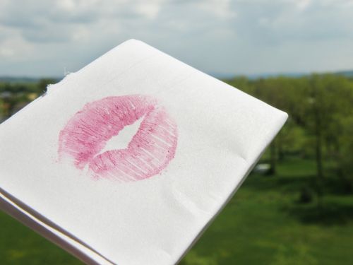 kiss lipstick pink