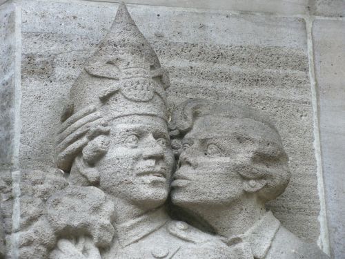 kiss stone figures