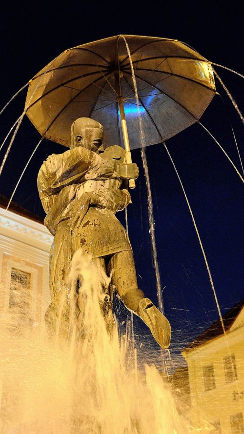 kissing statue umbrella