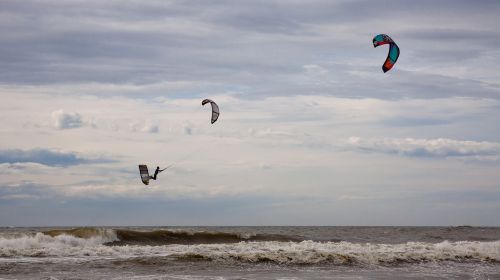 kitesurfer kitesurfing dragons