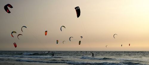 kitesurfing sea wave