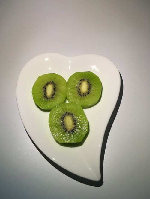 kiwi kiwi slices heart-shaped plate