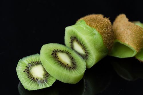 kiwi peeled green
