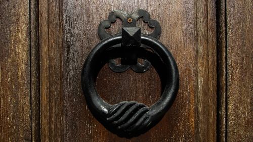 knocker metallic door