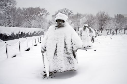korean war memorial statues snow