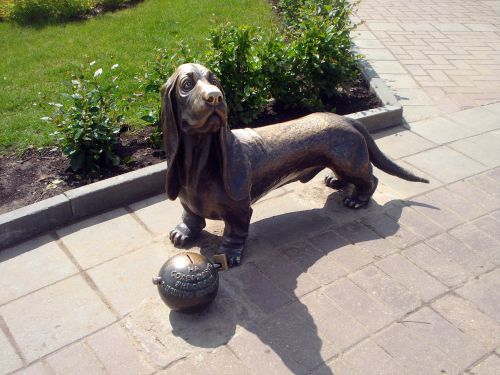 kostroma dog sculpture