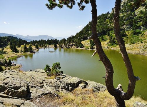 lac achard mountain hiking