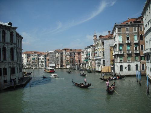 lagoon houses gondolas