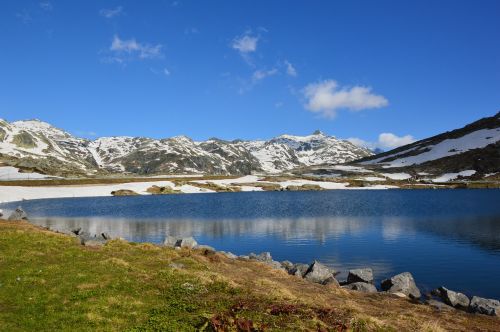 lake mountain water