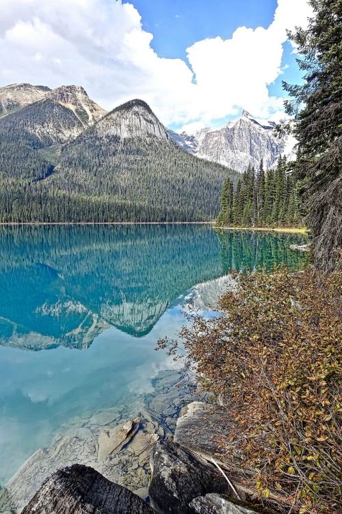 lake scenery reflection