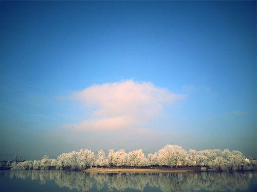 lake water reflection