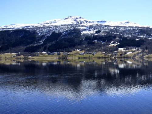 lake mountain water