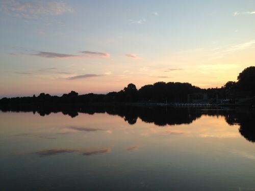 lake mirroring reflection