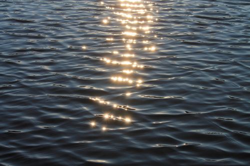 lake water mirror