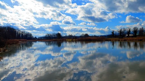 lake clouds reflect