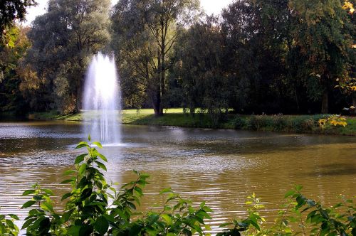 lake fountain water