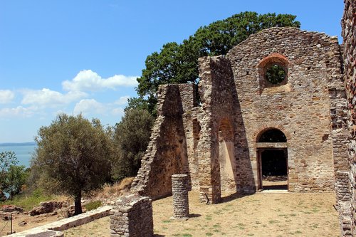 lake  trasimeno  island