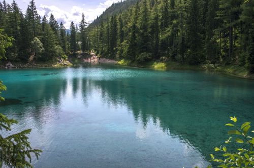 lake water mirroring