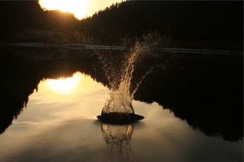 lake water splash