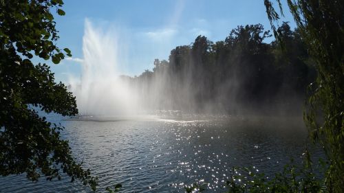 lake fountain water