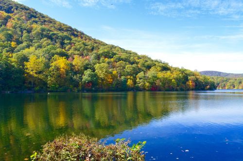 lakeside fall mountains