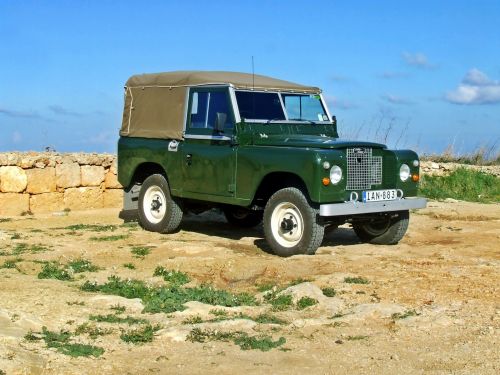Land Rover &amp; Stone Wall