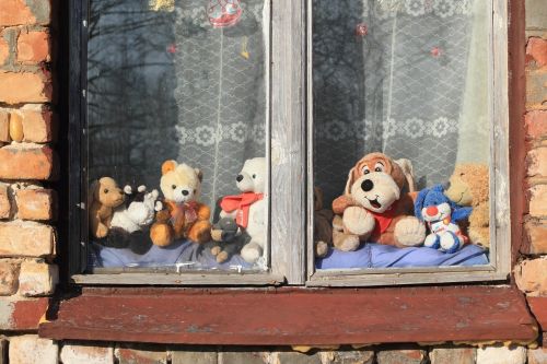 window toys animals