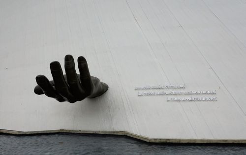 le havre sculpture hand
