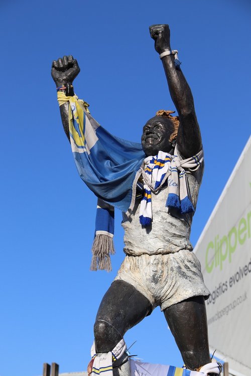 leeds united  billy bremner  statue