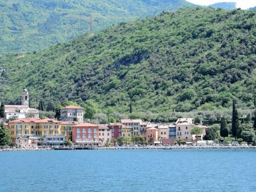 lemon on garda country lake