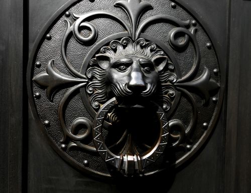 leon sculpture iron