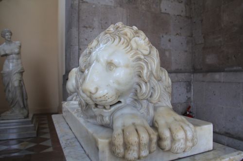 leon sculpture marble