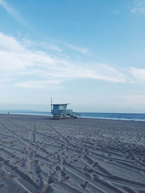 lifeguard booth empty beach