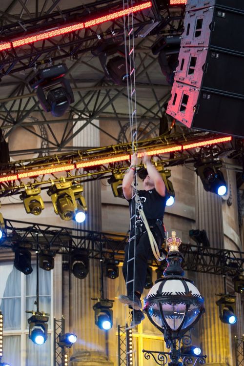 lighting rigger wire ladder climbing