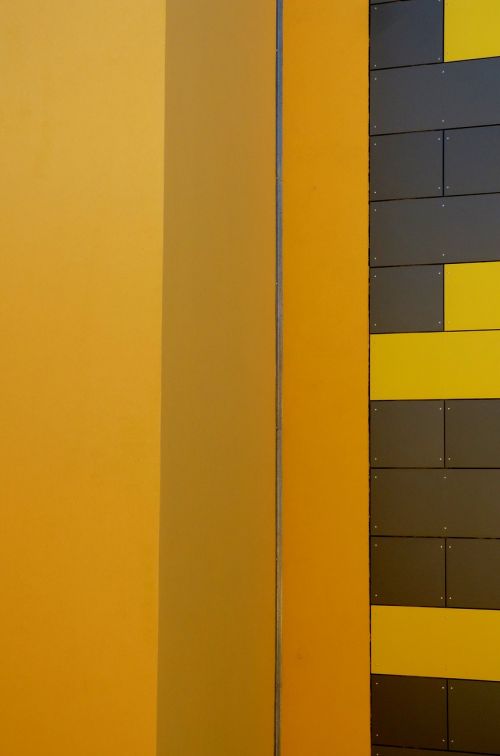 line wall yellow