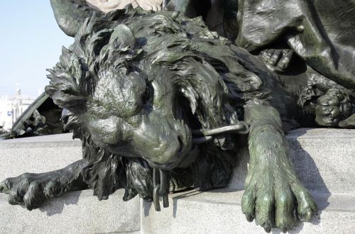 lion fountain statue
