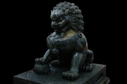 lion bronze statue figure