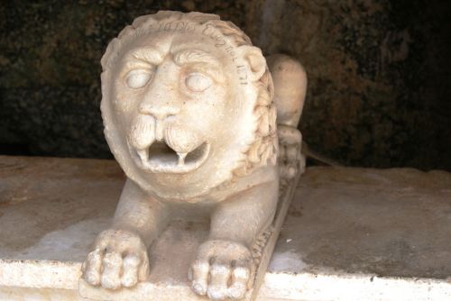 lion statue mythology